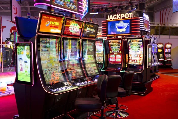h2oslot app screenshot showing live blackjack table with live dealer